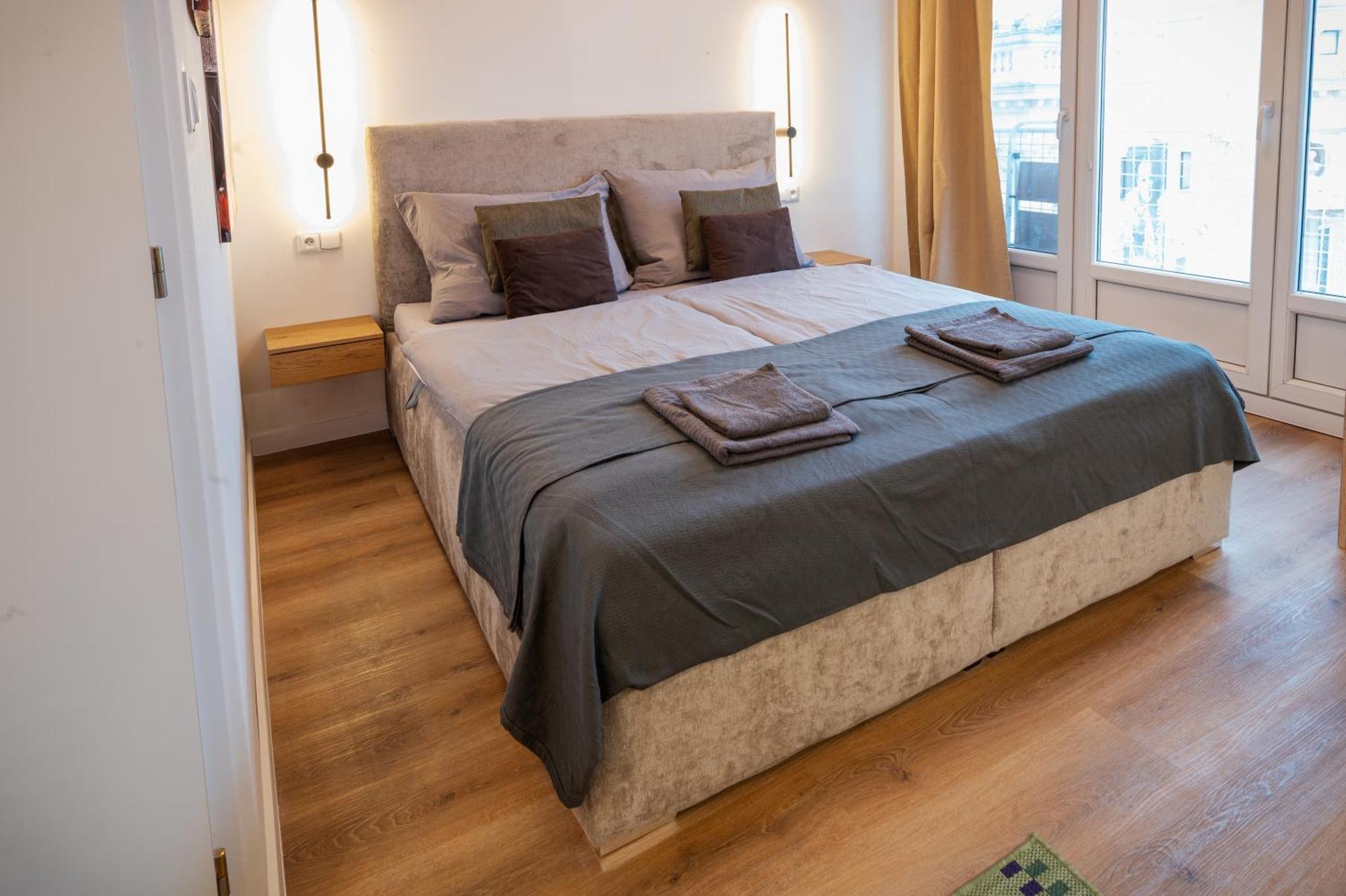 Modern Apartment In Historic City Center Old Town Братислава Екстер'єр фото